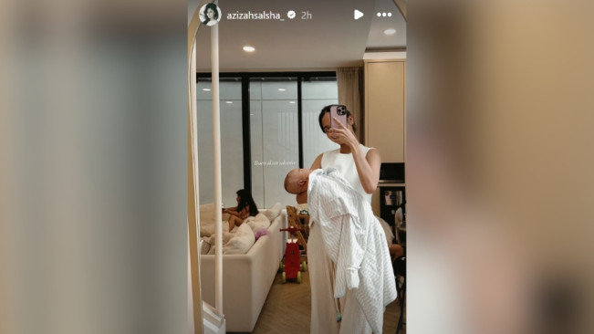 Story Instagram Azizah Salsha gendong bayi. [Instagram @azizahsalsha_]